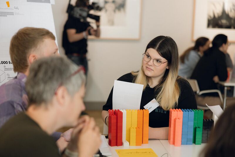 Datei:Brgerdebatte steuern-lucia-hofmaier-36 54555826325 o.jpg
